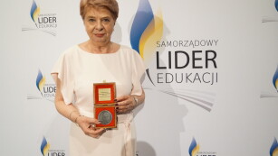 Pani Ewa Dumkiewicz-Sprawka - Dyrektor Departamentu Oświaty i Wychowania z medalem